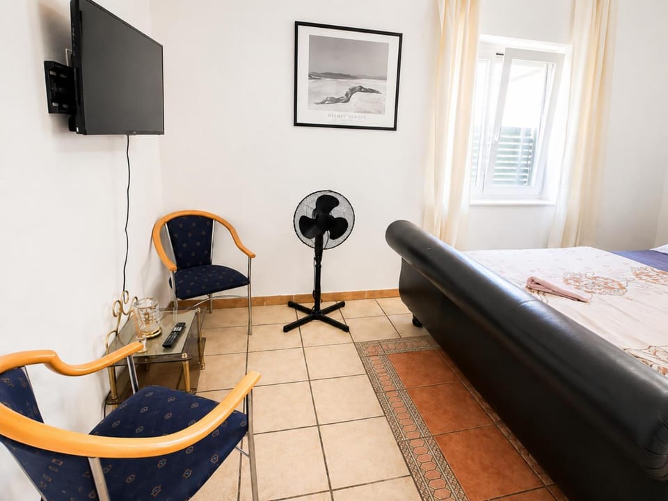 Bed, TV and multimedia, Bedroom