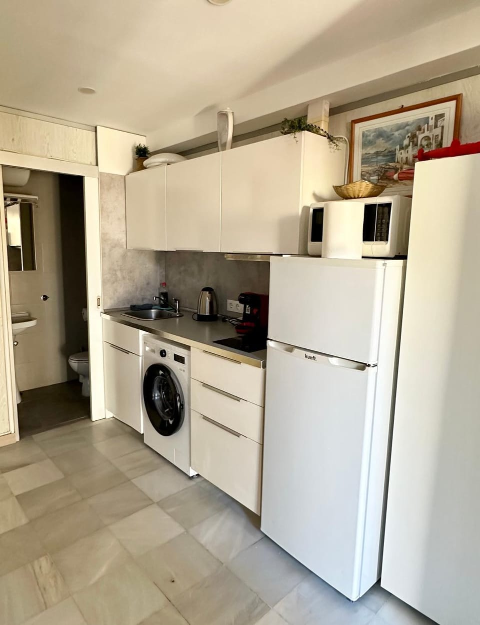 Kitchen or kitchenette, oven, washing machine
