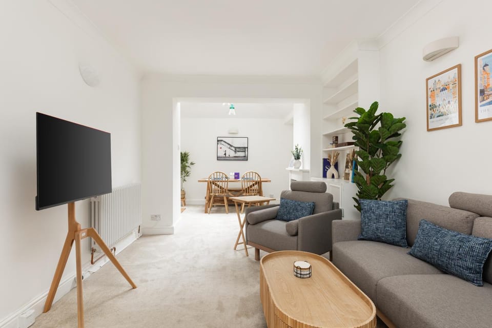 Bright 2BR Duplex with Patio in Pimlico Apartment in City of Westminster