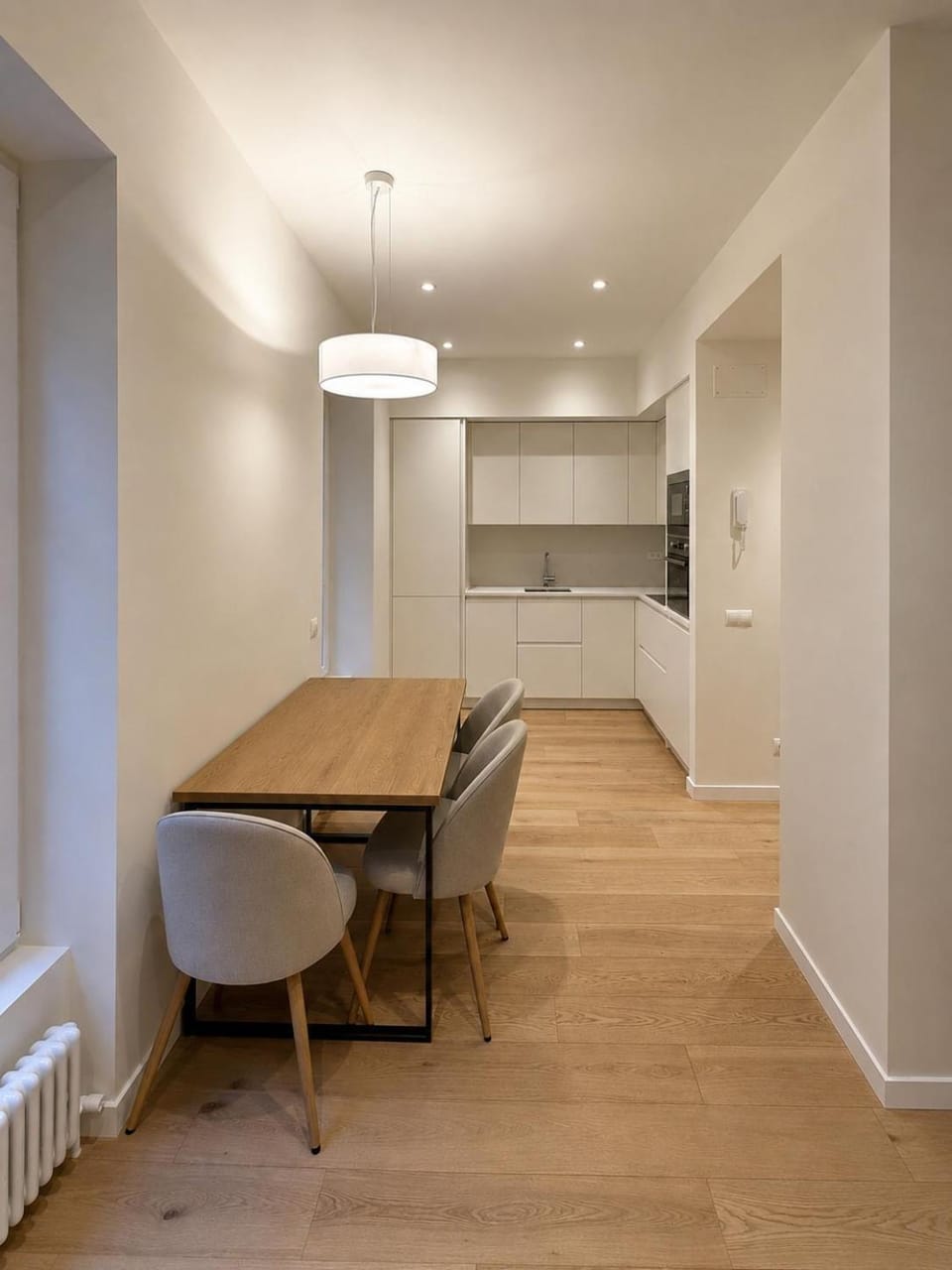 Kitchen or kitchenette, Dining area