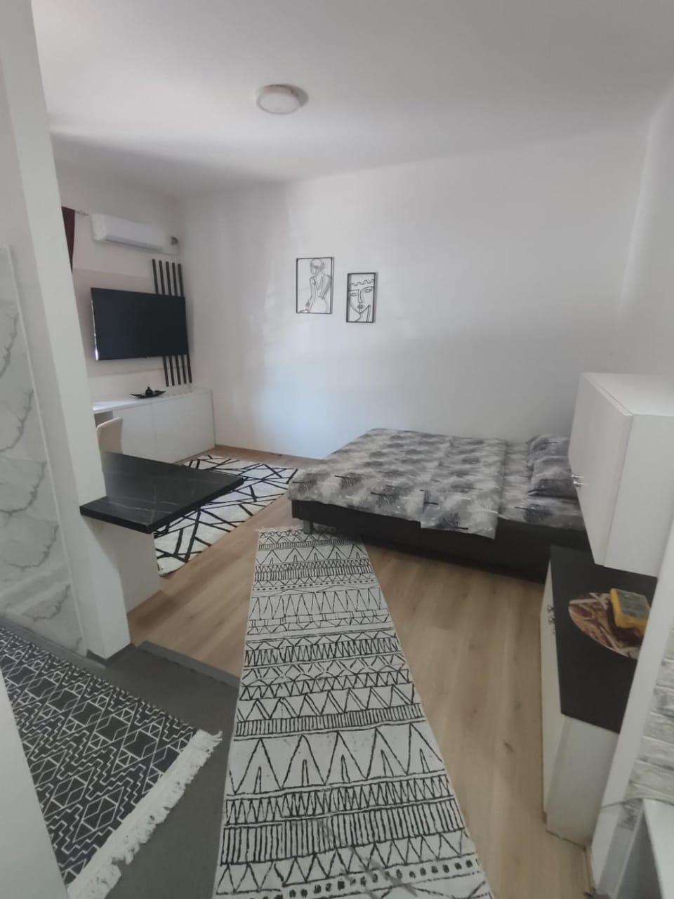 Bed, TV and multimedia, Seating area, Evening entertainment, Bedroom, air conditioner