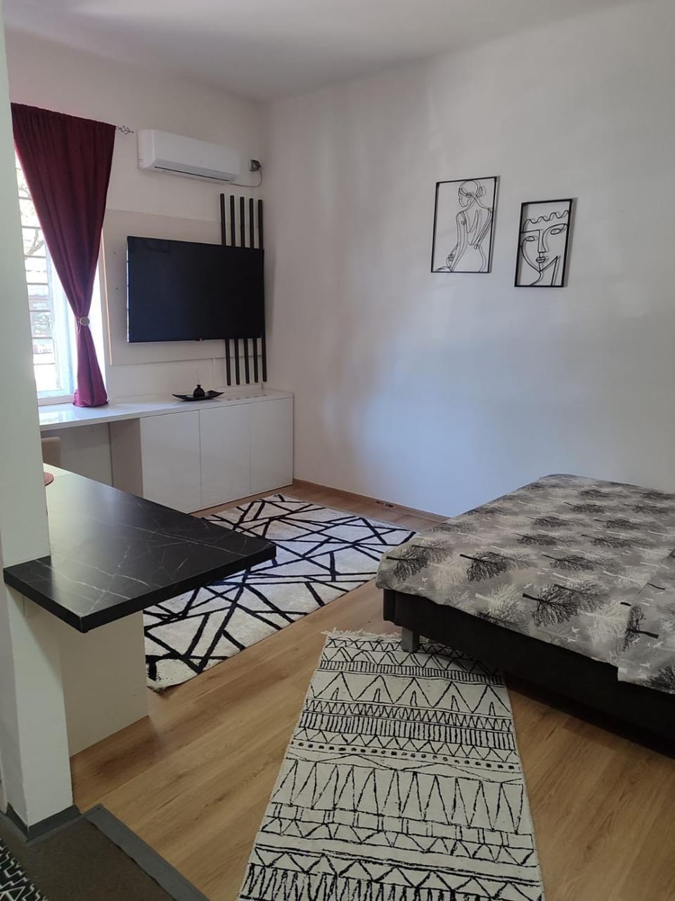 Bed, TV and multimedia, Bedroom