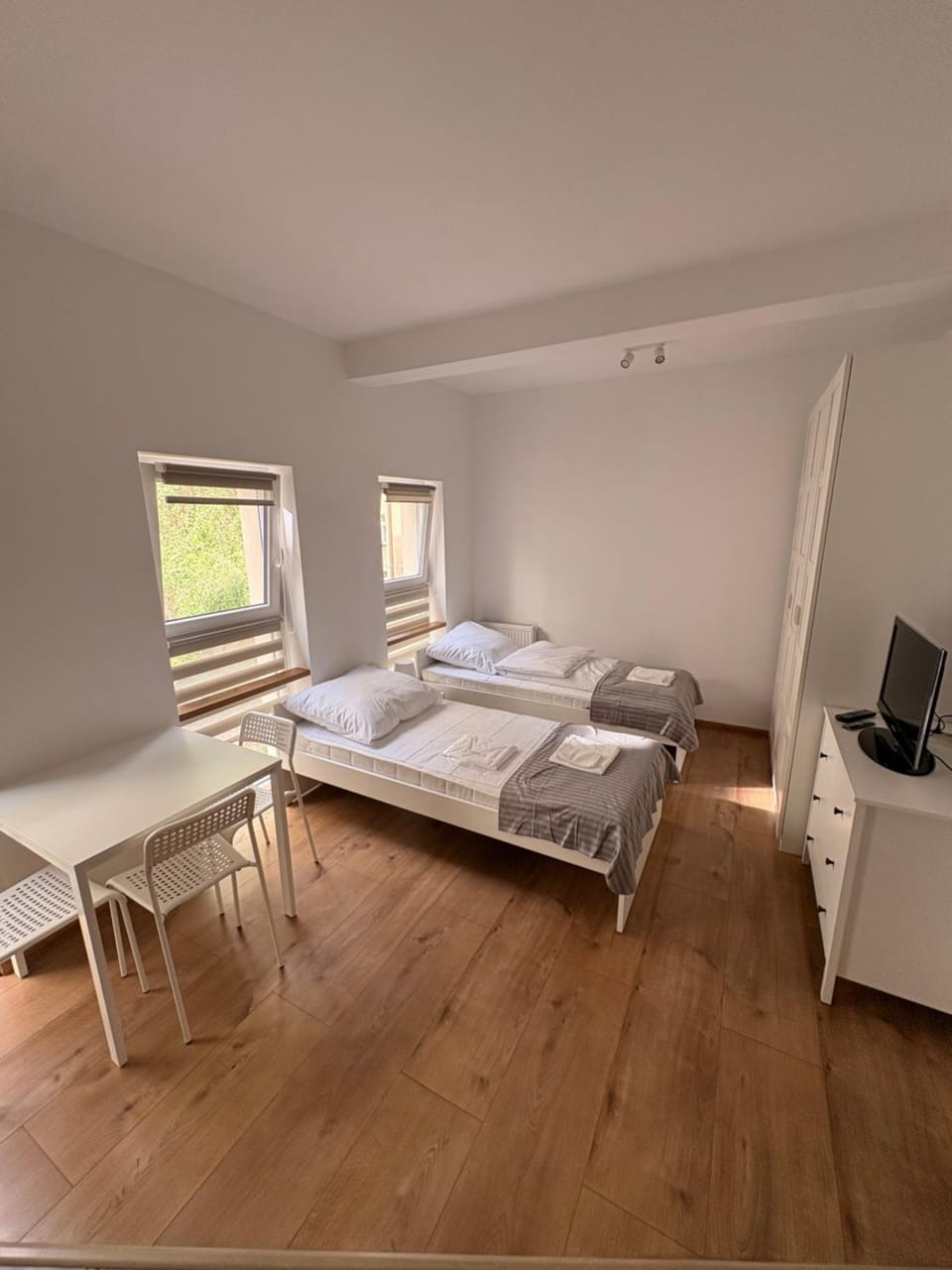 Bed, TV and multimedia, Photo of the whole room, Bedroom