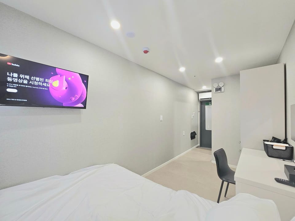 Bed, TV and multimedia, Photo of the whole room, Seating area, Bedroom, air conditioner