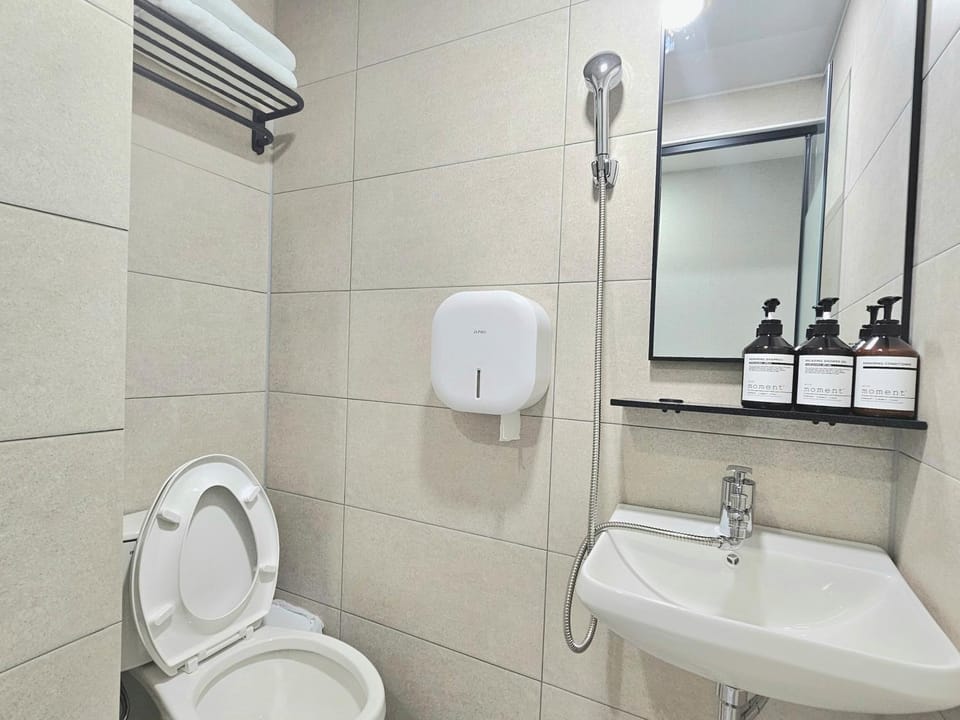 Shower, Toilet, Bathroom, towels