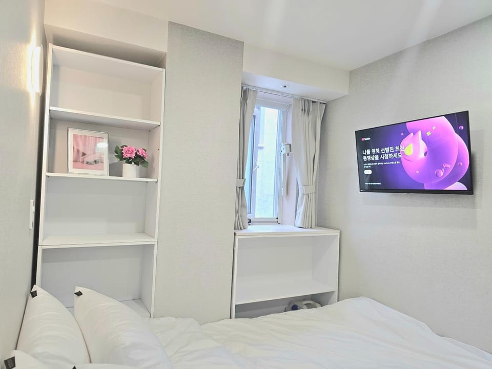 Bed, TV and multimedia, Photo of the whole room, Bedroom