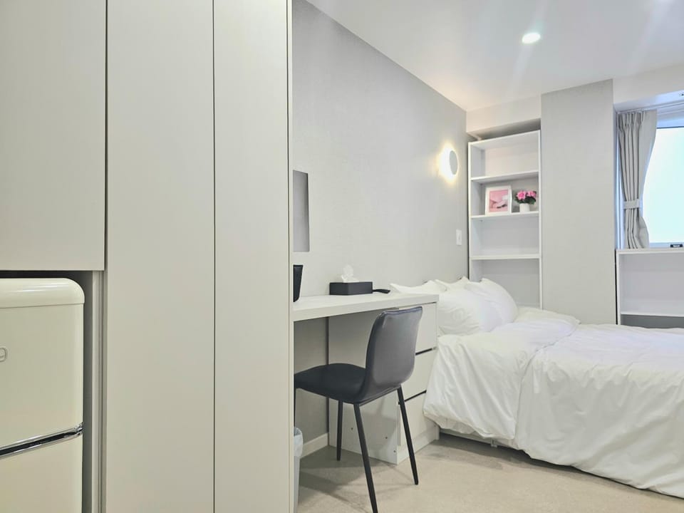 Bed, Photo of the whole room, Seating area, Bedroom, wardrobe