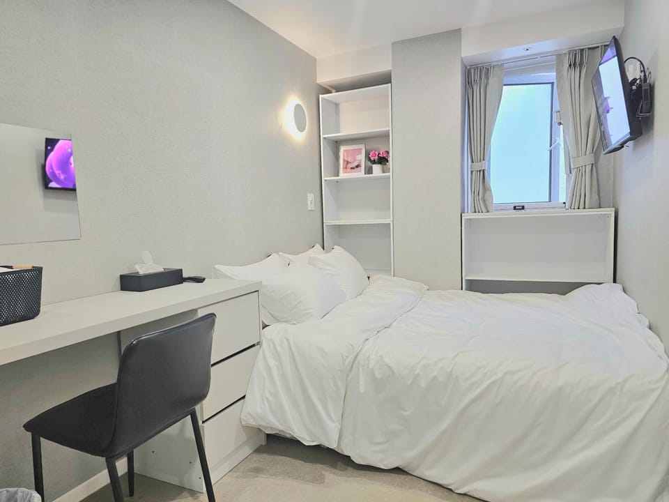 Bed, TV and multimedia, Photo of the whole room, Seating area, Bedroom