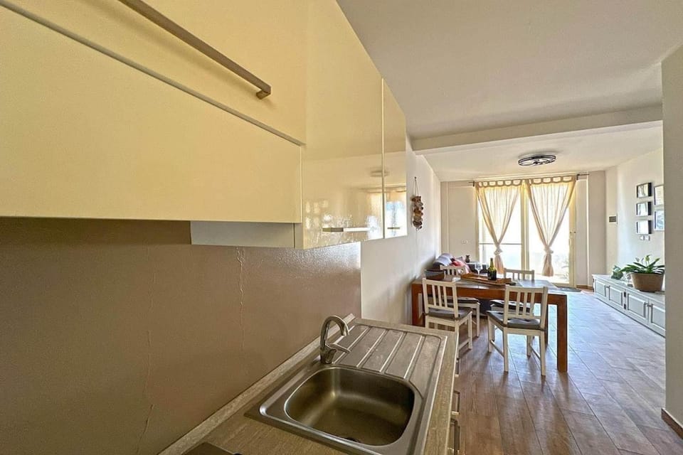 Kitchen or kitchenette, Living room, Seating area, Dining area
