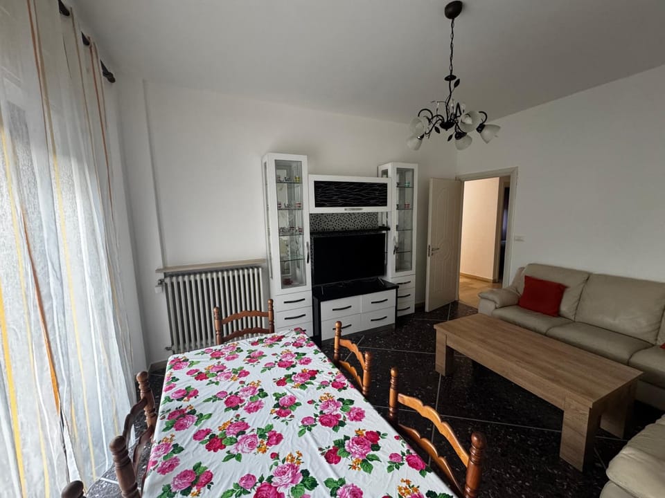 Communal lounge/ TV room, Bed, TV and multimedia, Living room, Seating area, Dining area