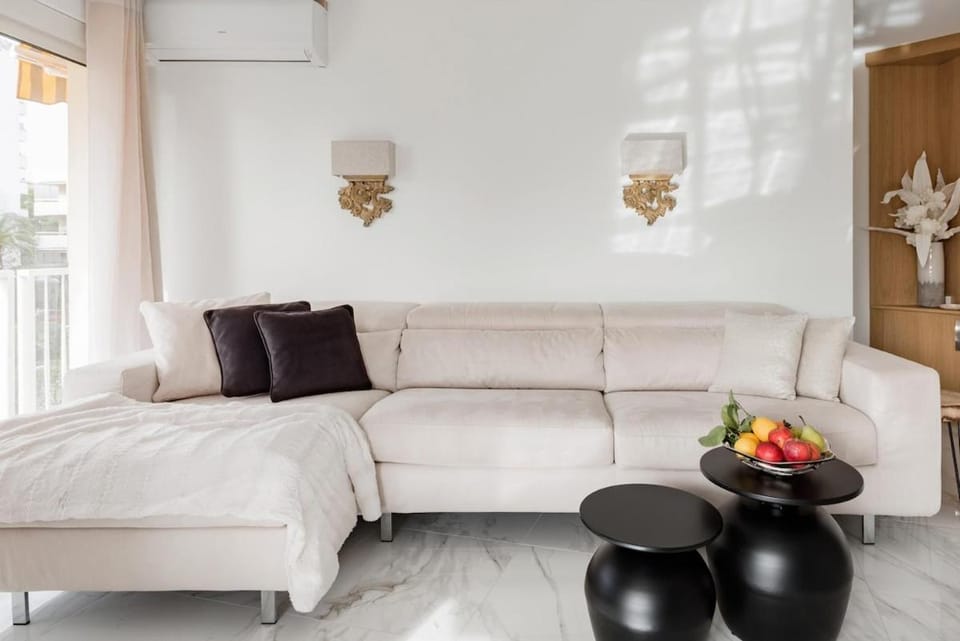 Upscale apartment with panoramic balcony Apartment in Cannes