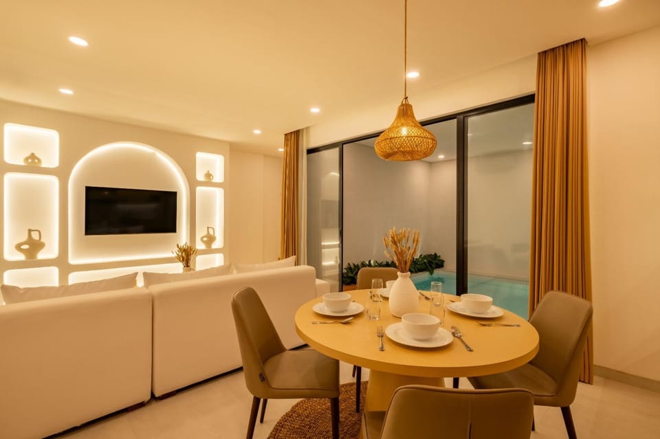 TV and multimedia, Living room, Seating area, Dining area