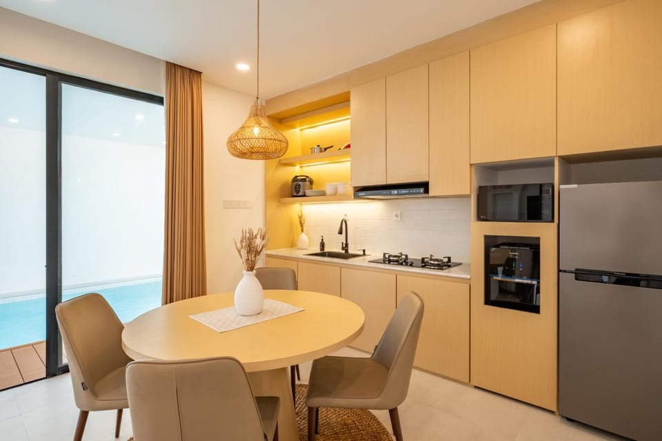 Kitchen or kitchenette, Dining area, stove