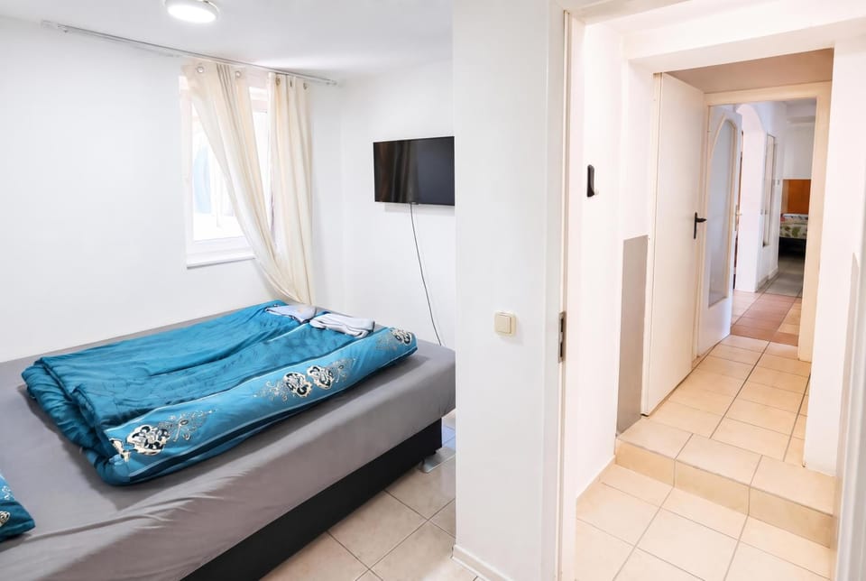 Bed, TV and multimedia, Seating area, towels