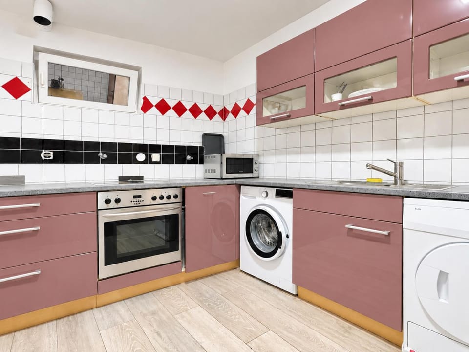 Kitchen or kitchenette, stove, washing machine