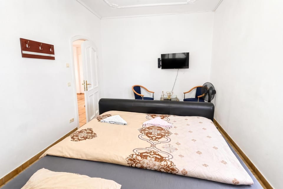 Bed, Seating area, Bedroom, towels