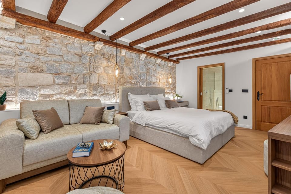 Bed, Photo of the whole room, Seating area, Bedroom