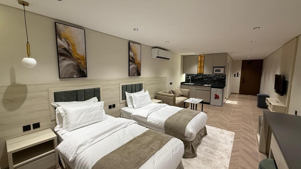 Bed, TV and multimedia, Living room, Photo of the whole room, Seating area, Bedroom, air conditioner