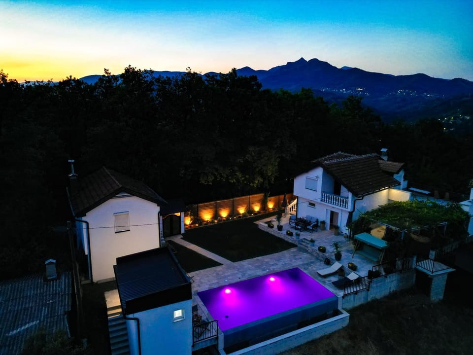 Property building, Mountain view, Pool view, Swimming pool, Sunset