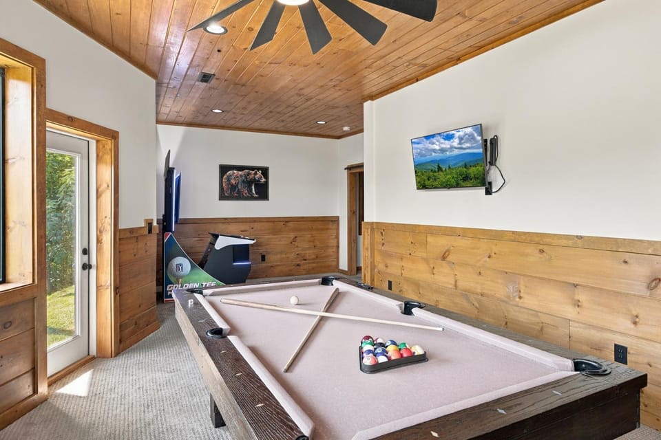 Edgewood Retreat – Modern Luxury Cabin in Chalet Village Cabin in Gatlinburg