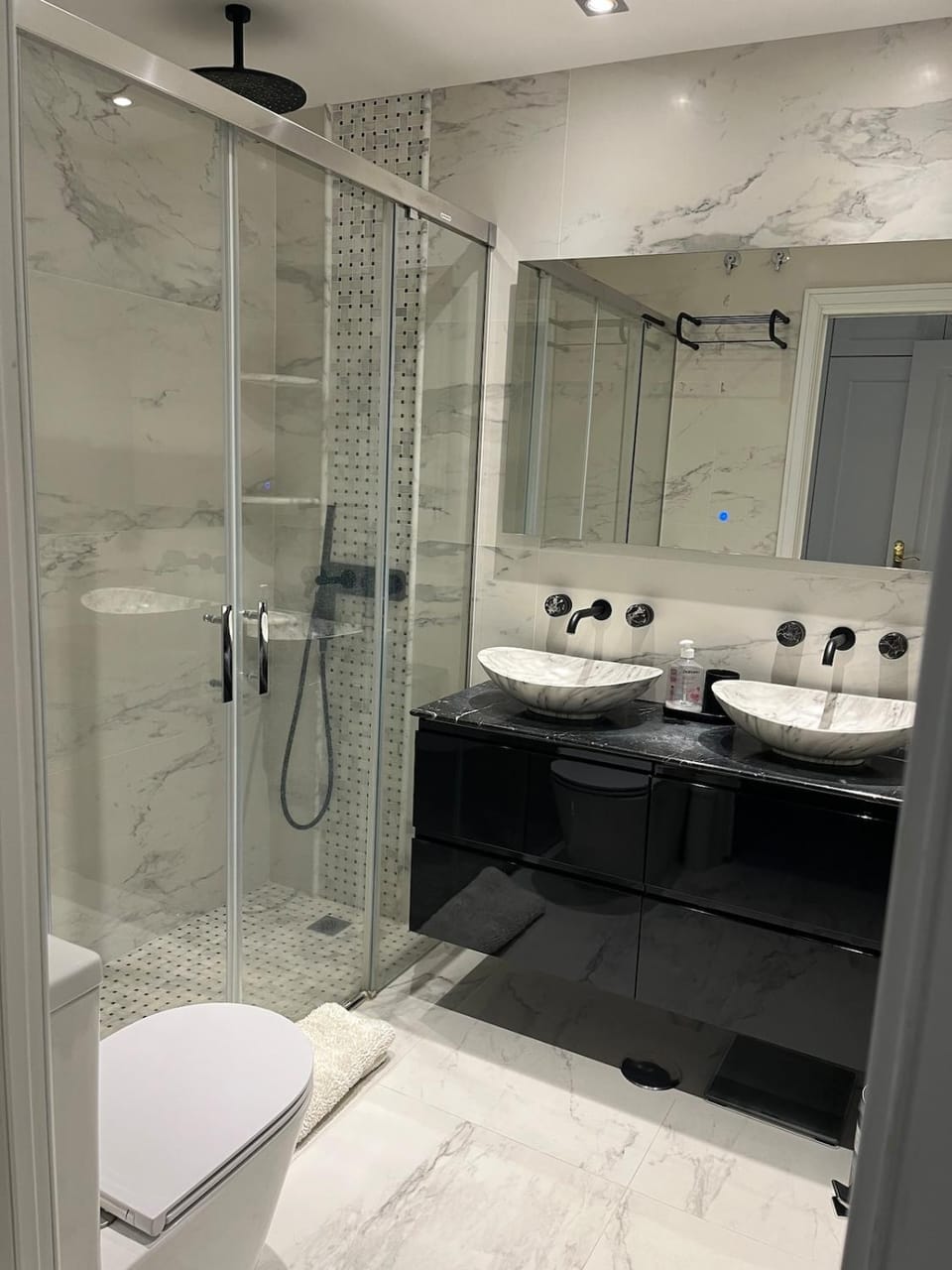 Shower, Toilet, Bathroom, towels
