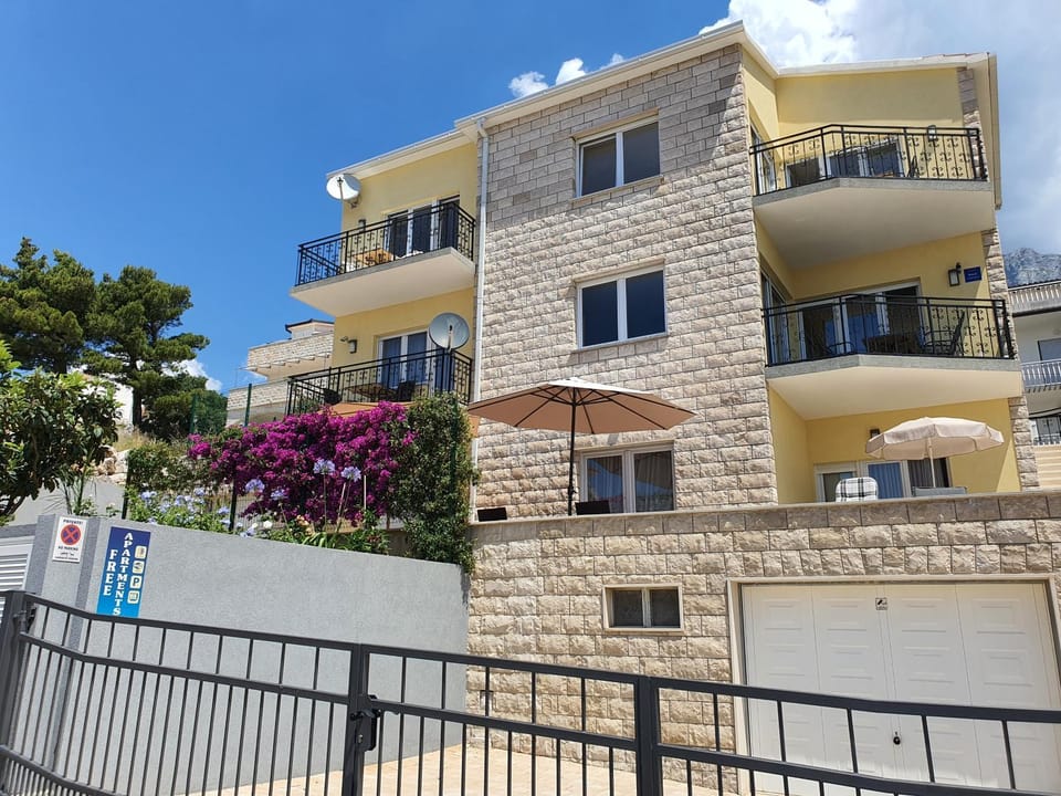 Property building, Facade/entrance, Parking