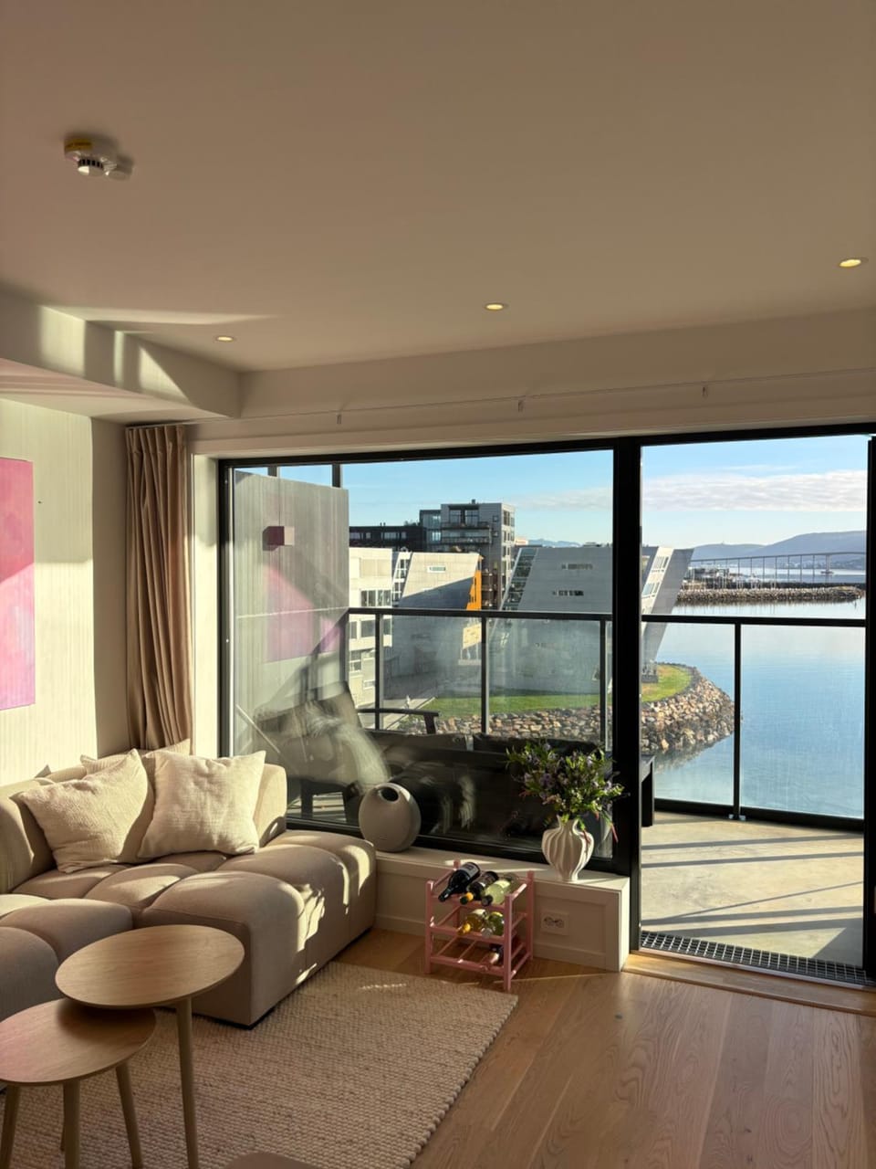 Communal lounge/ TV room, Living room, City view