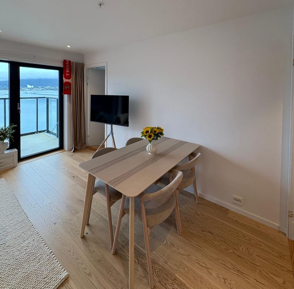 Communal lounge/ TV room, Living room, Dining area, Sea view