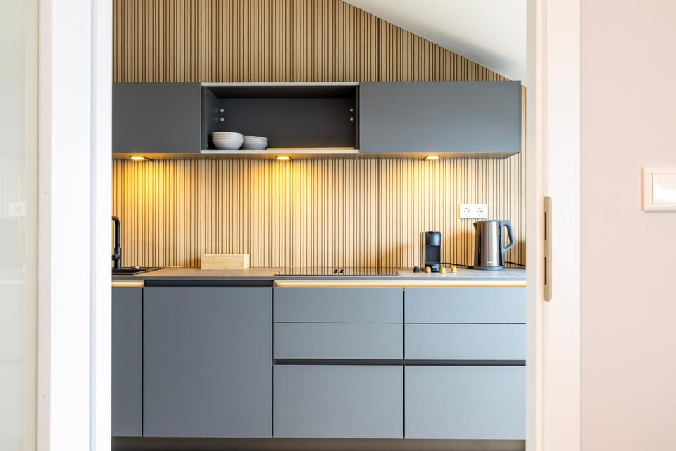 Coffee/tea facilities, Kitchen or kitchenette, stove