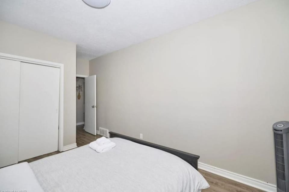 7 Bedroom House Minutes from Niagara Falls House in Niagara Falls