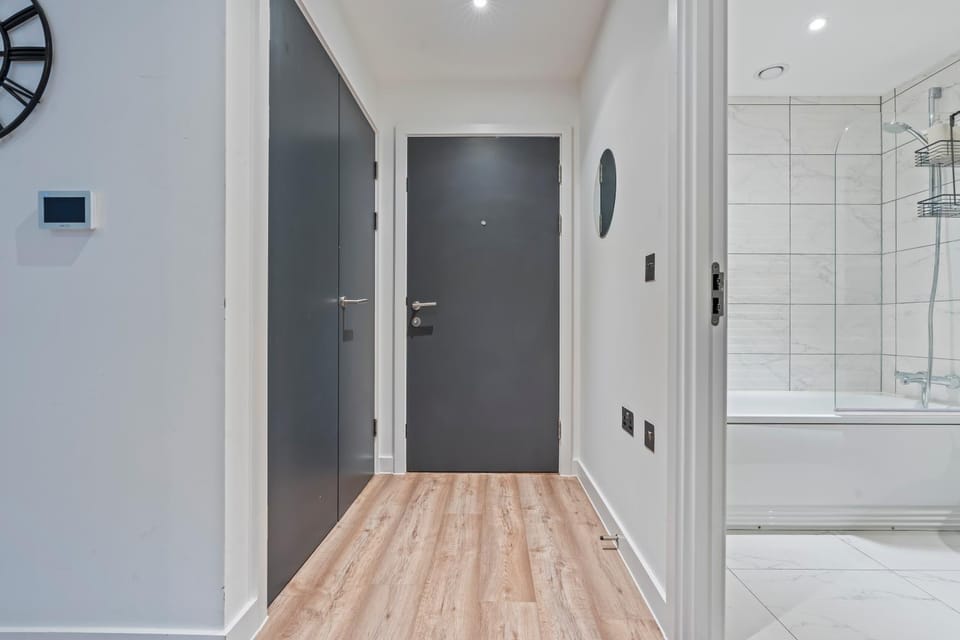 Luxury 2-Bed Near Elizabeth Line & Heathrow Apartment in Slough