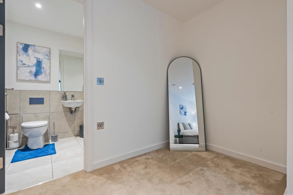 Luxury 2-Bed Near Elizabeth Line & Heathrow Apartment in Slough