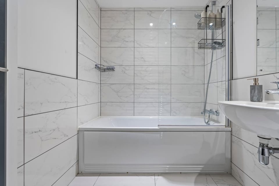 Luxury 2-Bed Near Elizabeth Line & Heathrow Apartment in Slough
