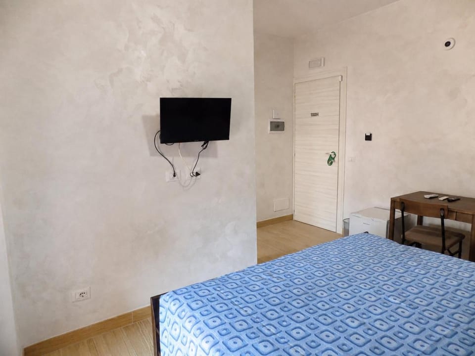 TV and multimedia, Photo of the whole room, Bedroom