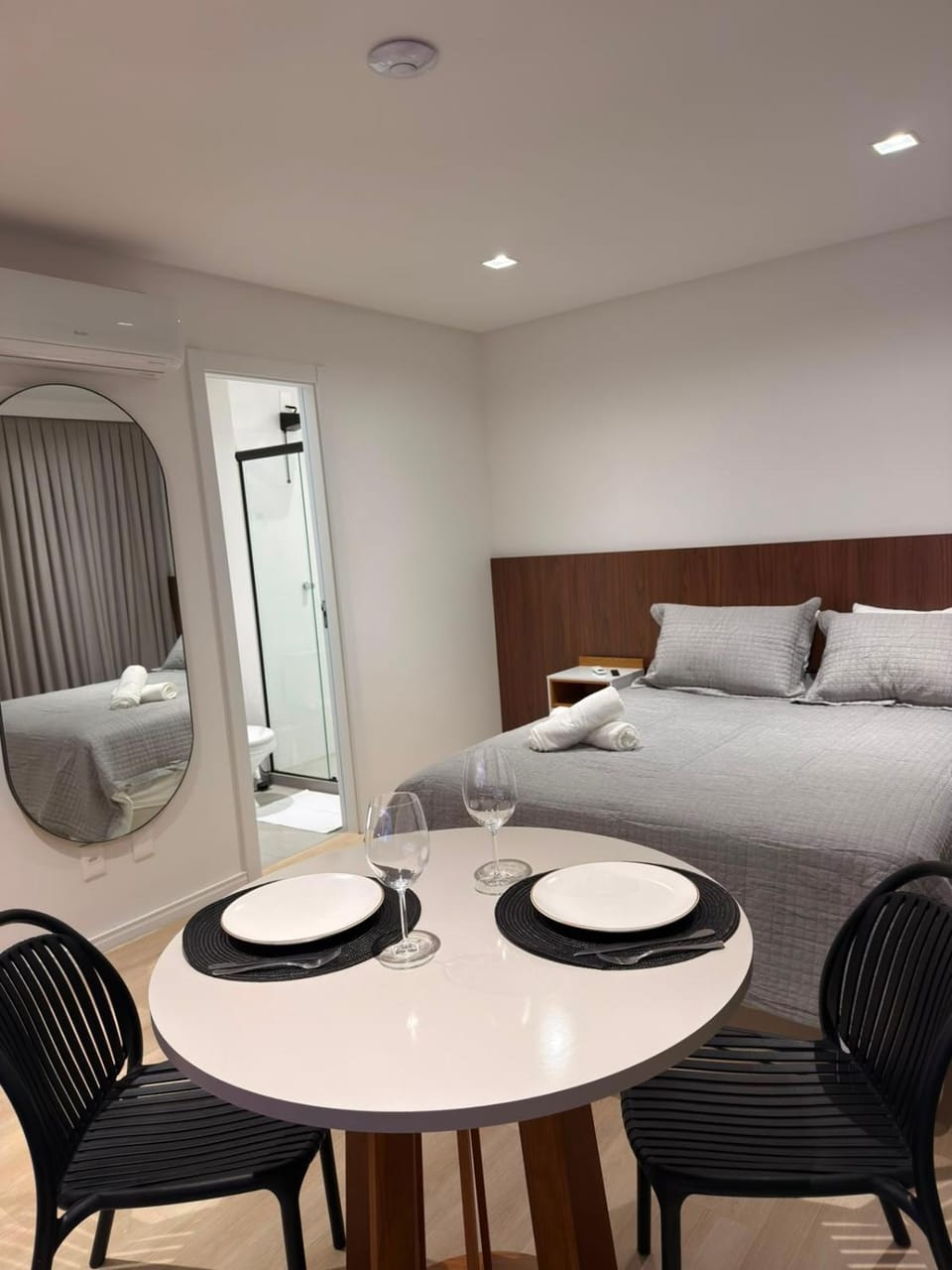Bed, Dining area, Bedroom