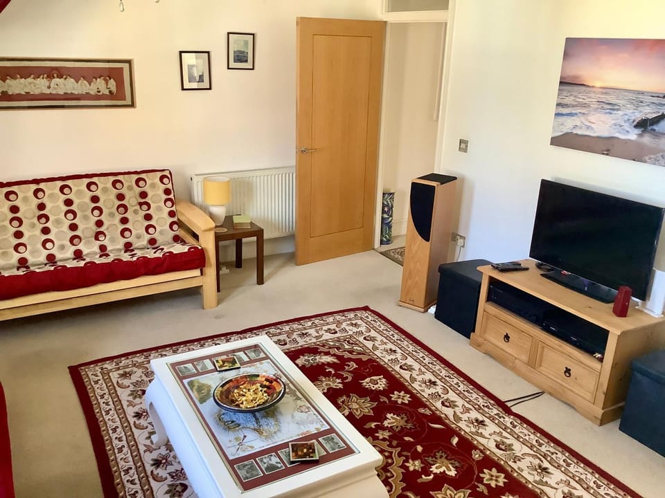 Bed, TV and multimedia, Living room, Seating area