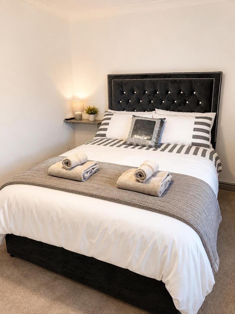 Bed, Photo of the whole room, Bedroom, towels, towels