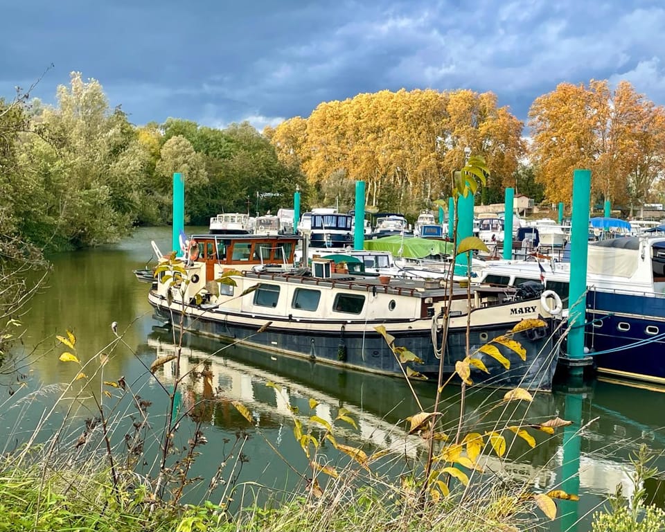 Péniche Mary Docked boat in Auvergne-Rhône-Alpes