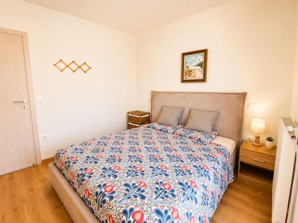 Wonderful Garden #2, 80 sqm with a large terrace, 3 bedrooms, comfortable, quiet, and upscale neighborhood, close to the subway, free parking, 15 minutes direct to Athens Airport Apartment in Chalandri