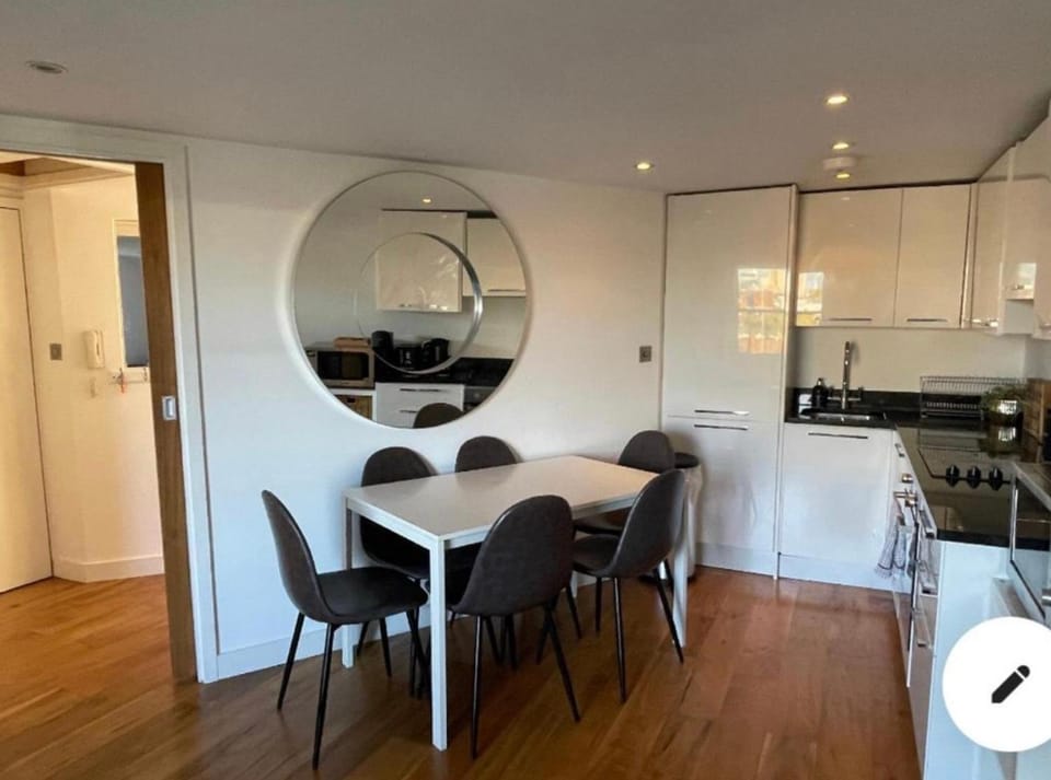 Top-Floor Pimlico Apartment with London Views Apartment in City of Westminster