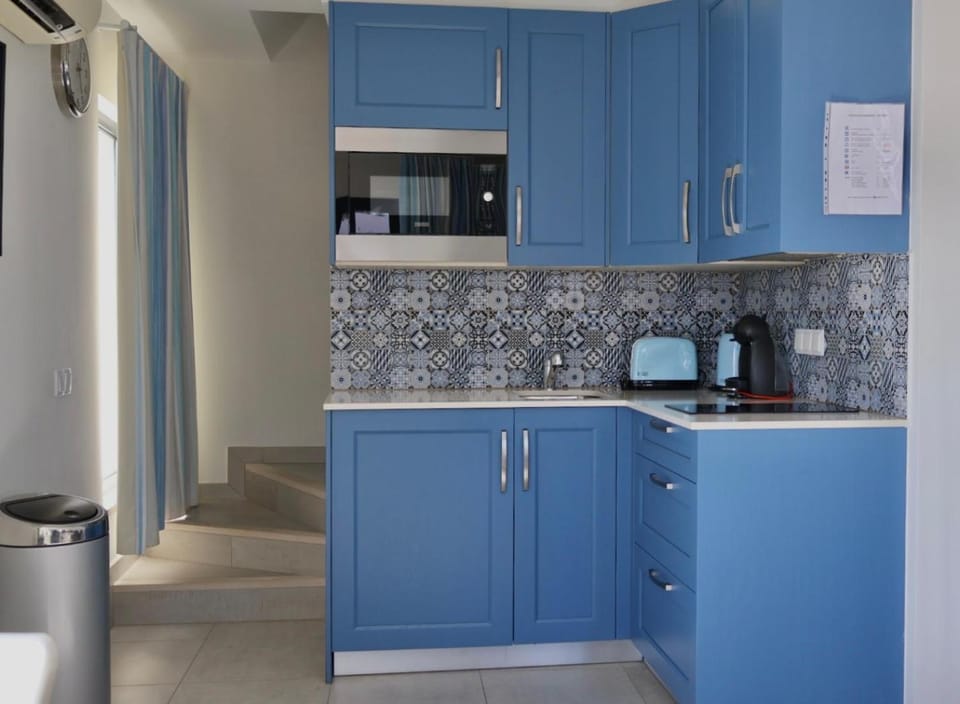 Coffee/tea facilities, Kitchen or kitchenette, stove, toaster