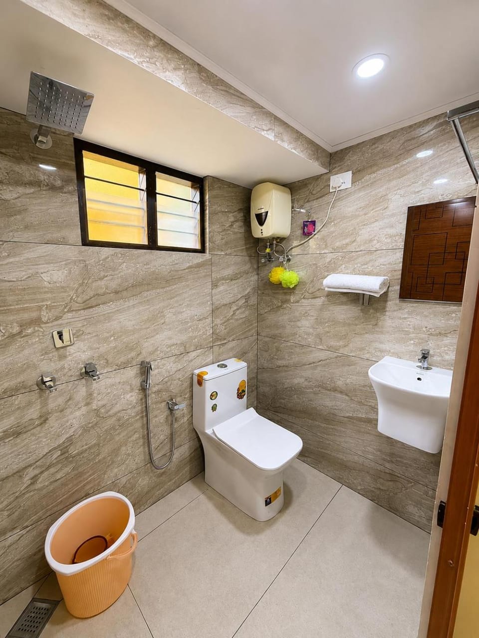 Shower, Toilet, Bathroom, towels