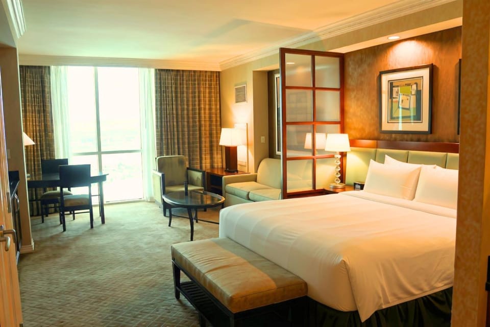 Bed, Living room, Photo of the whole room, Seating area, Bedroom