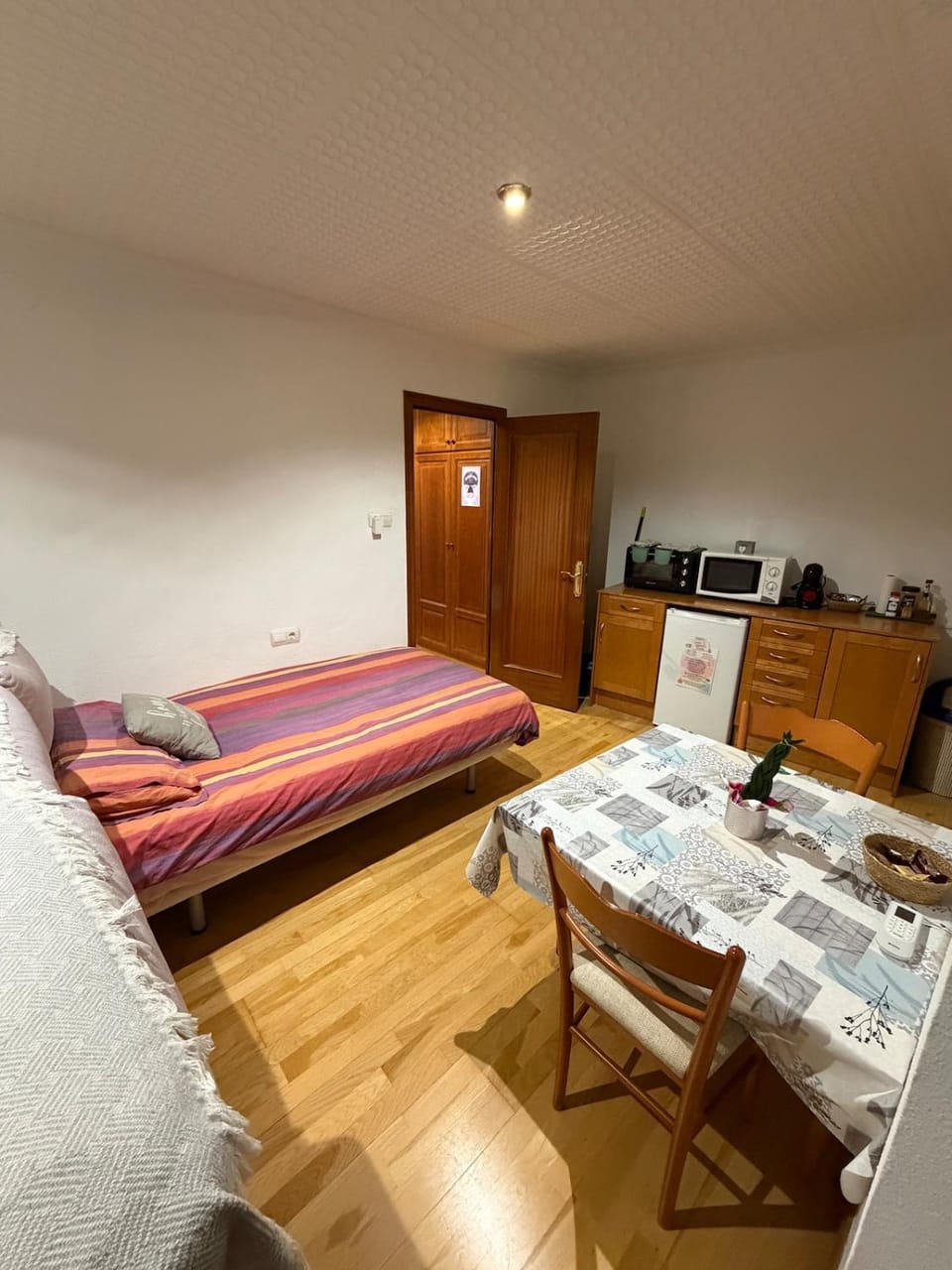 Bed, Kitchen or kitchenette, Dining area, minibar