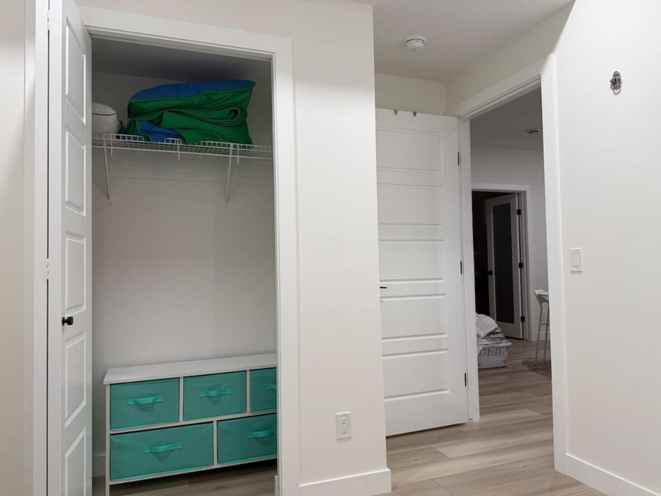 Cozy 2BR Basement Suite with cinema House in Okotoks