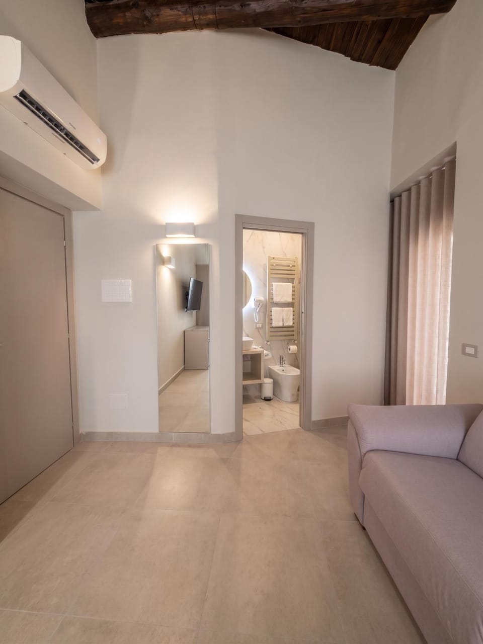 Living room, Photo of the whole room, Seating area, Bedroom, air conditioner