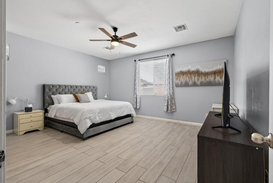 Gateway to Phoenix Spacious 4BR/2.5BA Tolleson House in Avondale