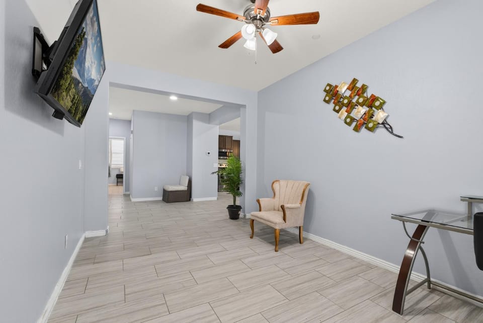 Gateway to Phoenix Spacious 4BR/2.5BA Tolleson House in Avondale