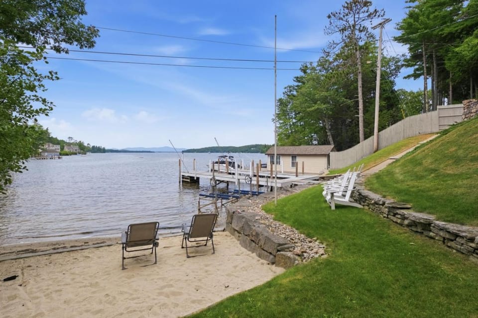 Lake Winnipesaukee Retreat, Private Beach, Dock House in Alton