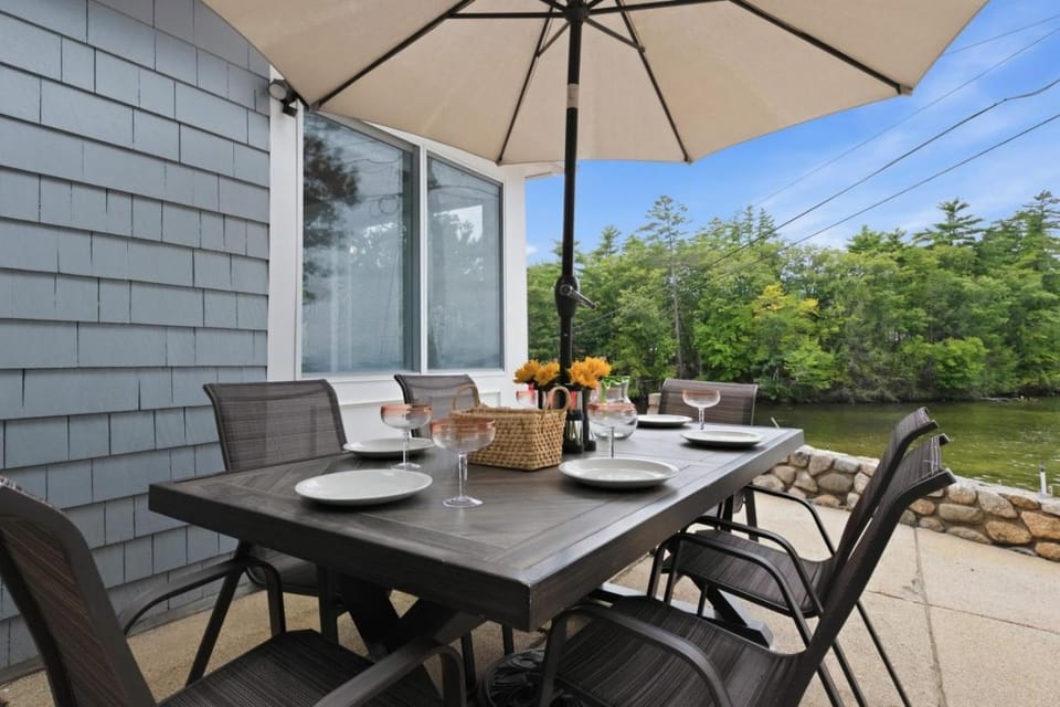 Lake Winnipesaukee Retreat, Private Beach, Dock House in Alton